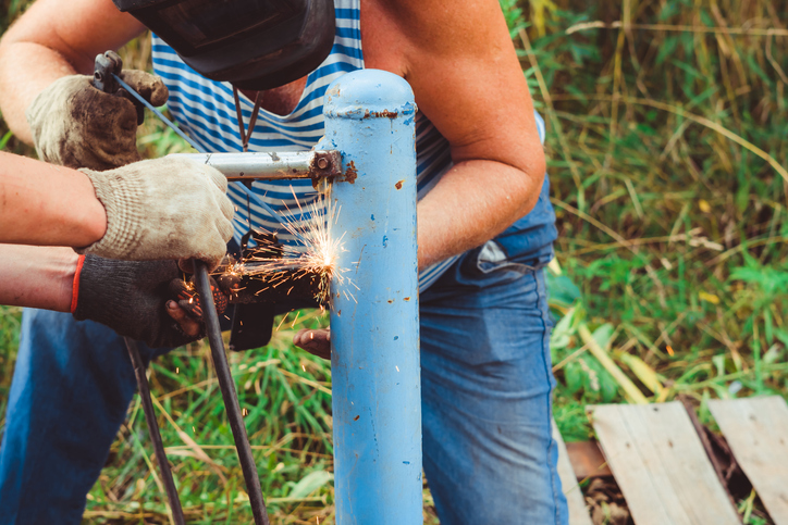 The welder cooks metal structures