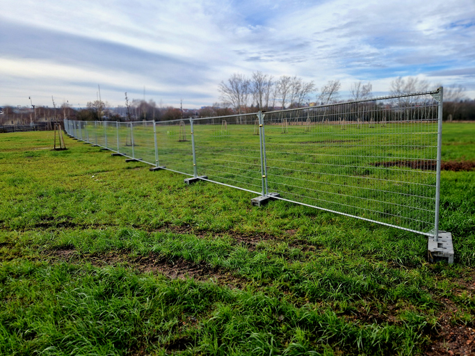 stability of the fence is maintained by construction sites with portable fence parts that are installed in plastic load-bearing weights